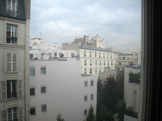 Je regarde à la fenêtre