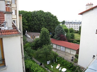 Je regarde à la fenêtre