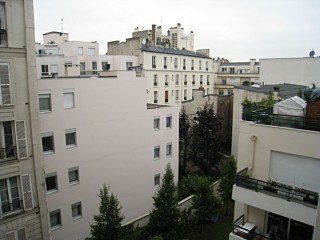 Je regarde à la fenêtre