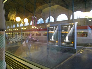 J'attends que le train parte
