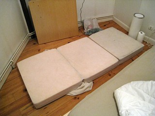 Kim m'installe un lit dans sa chambre