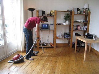 Kim passe l'aspirateur