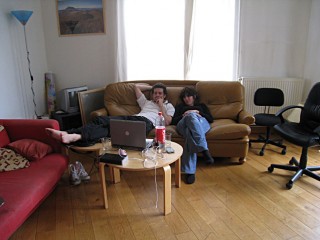 Romain regarde un film avec Aline