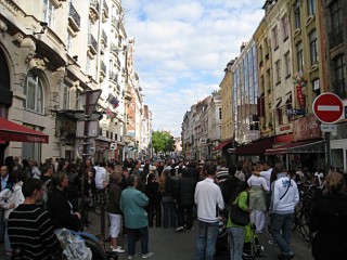 Les rues se remplissent