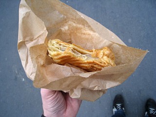 Je mange un chausson aux pommes
