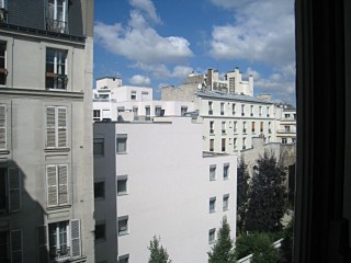 Je regarde à la fenêtre