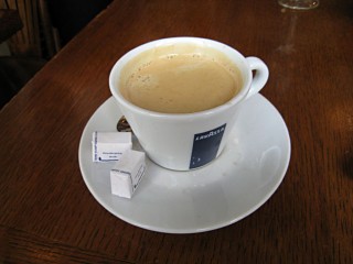 Je bois un café