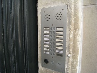 Je sonne à l'interphone