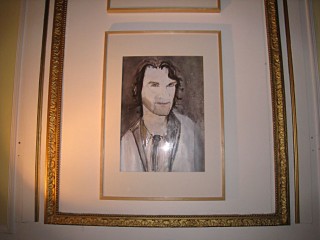 Je regarde les oeuvres exposées