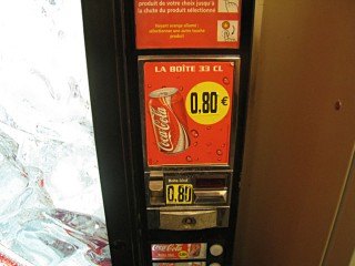 Je prends un coca au distributeur
