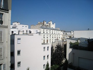 Je regarde à la fenêtre