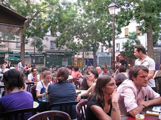 Nous nous installons en terrasse
