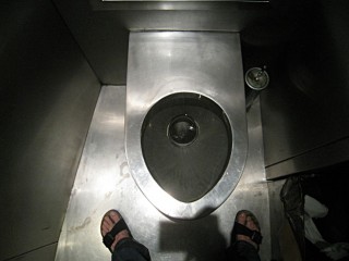 Je vais aux toilettes