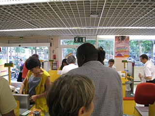 Je fais la queue à la caisse