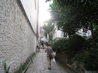 J'entre dans la cour