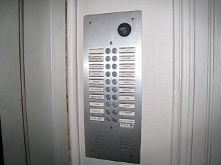 Je sonne à l'interphone