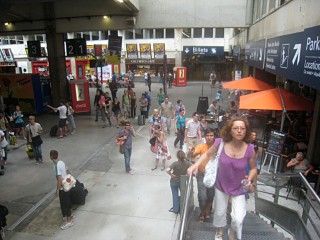 Nous passons par la gare
