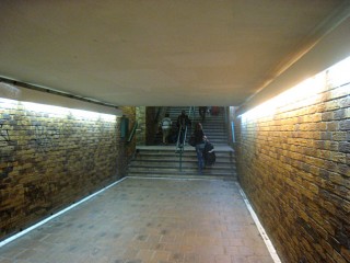 Nous empruntons le passage souterrain