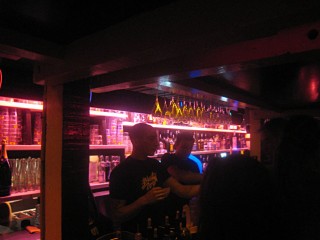 Nous allons au bar