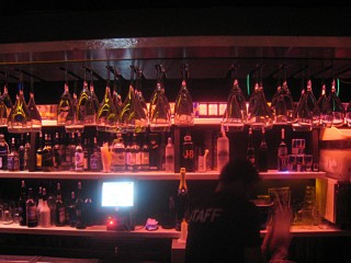 Je retourne au bar