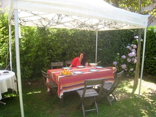 Nous nous installons dans le jardin