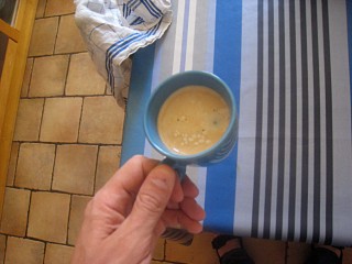 Je bois un café