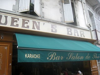 Je vais au Queen's Bar