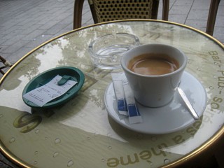 Je bois un café