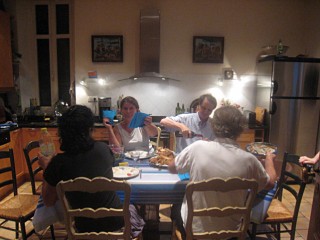 Nous passons à table