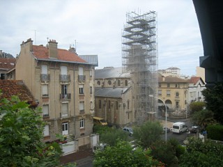 Je regarde à la fenêtre