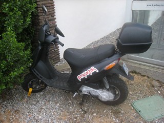 Je gare le scooter