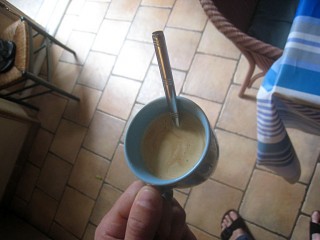 Je bois un café