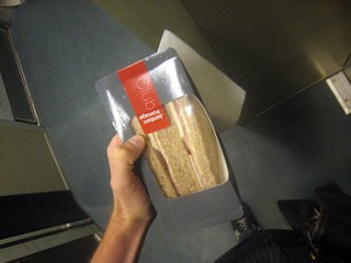 J'achète un sandwich au wagon restaurant