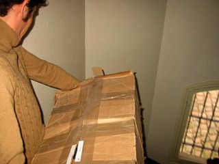 Hervé porte un carton