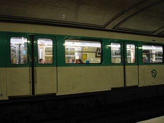 Les autres sont dans la camionette. Je prens le métro avec Hervé