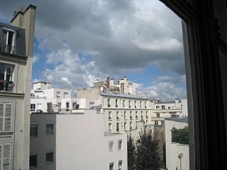 Je regarde à la fenêtre