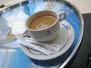 Je bois un café