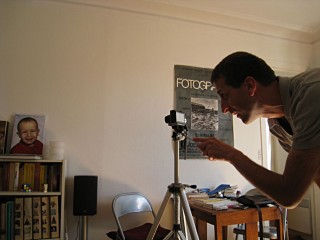 Edouard prend en photo son tableau dans le contexte