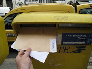 J'introduis mon courrier dans une boite aux lettres
