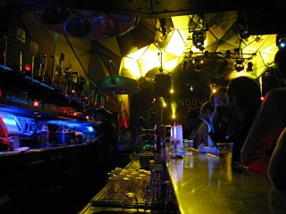 Nous allons au bar