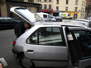 Edouard place les éléments dans la voiture