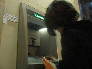 Sabine prend de l'argent