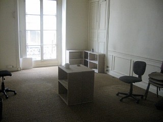 Nous allons à Spill. Nous allons installer nos bureaux dans cette pièce. Je m'assure que tout est prêt