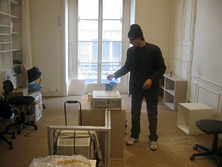 Nous déposons nos affaires dans nos nouveaux bureaux