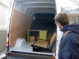 Nous chargeons ses affaires dans le camion