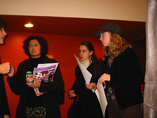 Des étudiantes viennent expliquer à Liliane, la prof et organisatrice, qu'elles ne pourront assister à la conférence