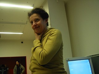 La conférence est terminée. Anne-Marie est satisfaite