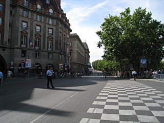 Le tour est enfin passé. Le passage est libre