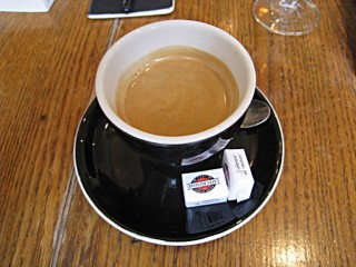 Je bois un café