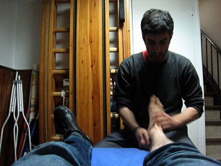 Mon kiné me masse le pied
